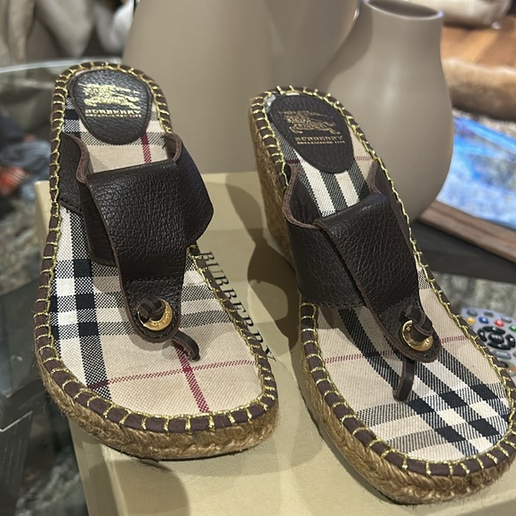 Burberry wedge thong sandal. - Picture 2 of 3